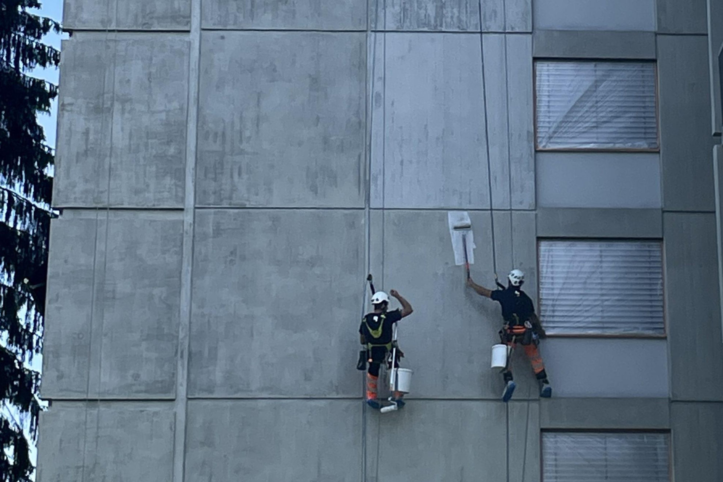 Industriekletterer bei Maler-Arbeiten  – Toprope