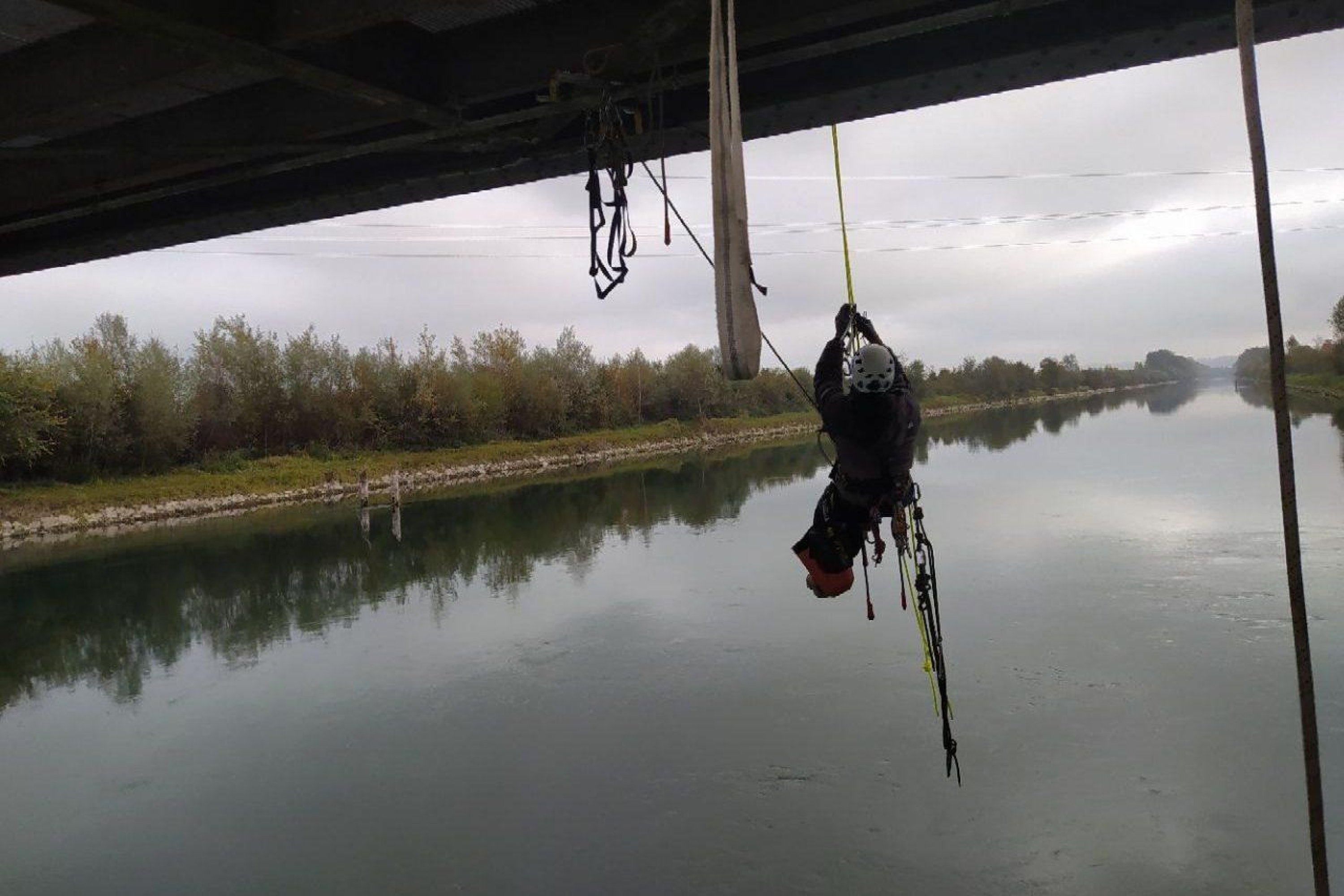 Industriekletterer unter Brücke  – Toprope